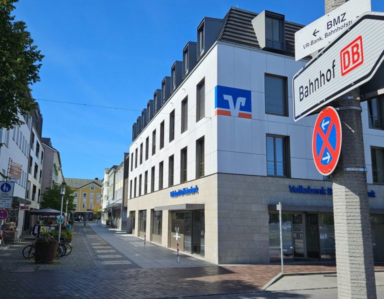 Zentrale Lage der Physiotherapiepraxis Kathrin Ortinger Naujeck 200 Meter vom Bahnhof Prien am Chiemsee Blick vom Bahnhof Prien auf die Physiotherapie Praxis Kathrin Ortinger Naujeck am Ende der Fußgängerzone Bahnhofstraße.